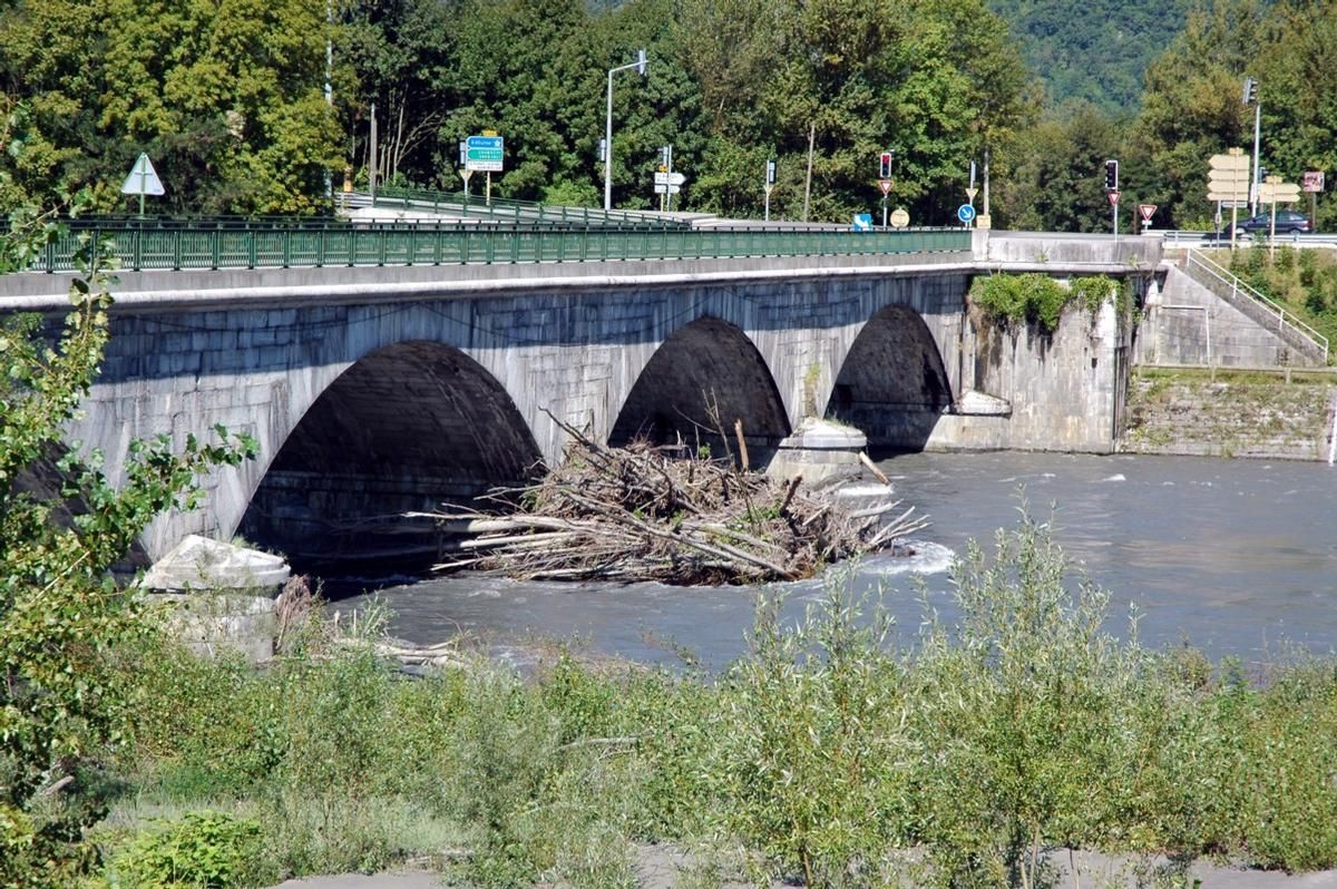 Commune de Chamousset (73390, Savoie, Rhône-Alpes) - le Pont Royal, un lendemain de crue des rivières alpines Commune de Chamousset (73390, Savoie, Rhône-Alpes) - le Pont Royal , un lendemain de crue des rivières alpines