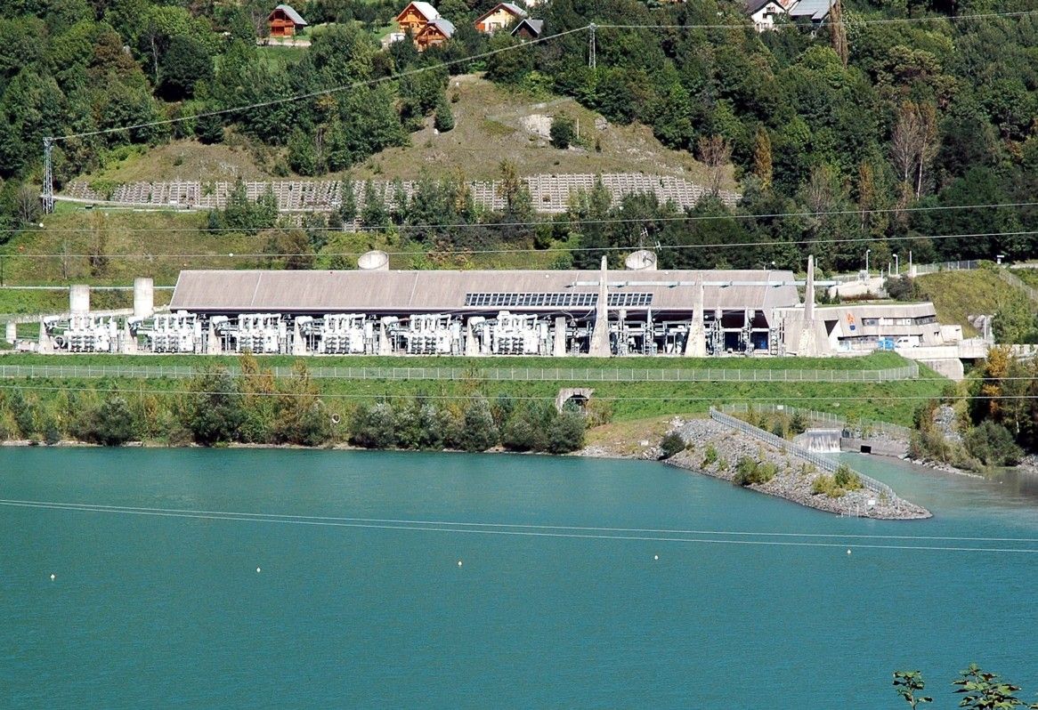 Fiche média no. 144736 Commune de Vaujany (38114, Isère, Rhône-Alpes) - Centrale de GRAND MAISON , usine extérieure et poste de transformation. Une deuxième salle des machines ( avec turbines réversibles) est située à un niveau inférieur à celui du lac du Verney