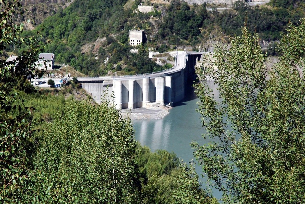 Fiche média no. 151642 Communes de Mizoën (38142) et Mont-de-Lans (38860, Isère, Rhône-Alpes) - Barrage de CHAMBON , vue amont de l'ouvrage, sur la gauche les 5 piliers qui demeurent des 4 pertuis de l'ancien évacuateur de crues