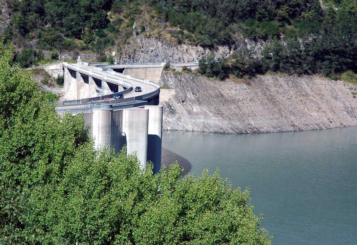 Fiche média no. 151643 Communes de Mizoën (38142) et Mont-de-Lans (38860, Isère, Rhône-Alpes) - Barrage de CHAMBON , vue amont de l'ouvrage, sur la gauche les 5 piliers qui demeurent des 4 pertuis de l'ancien évacuateur de crues
