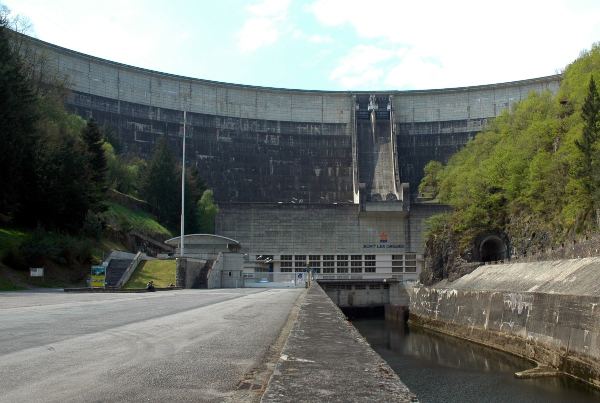 Fiche média no. 142771 Communes de Bort-les-Orgues (19110, Corrèze) et de Lanobre (15270, Cantal) - le barrage de Bort-les-Orgues et la centrale, au premier-plan le canal de restitution occupe l'ancien lit de la Dordogne