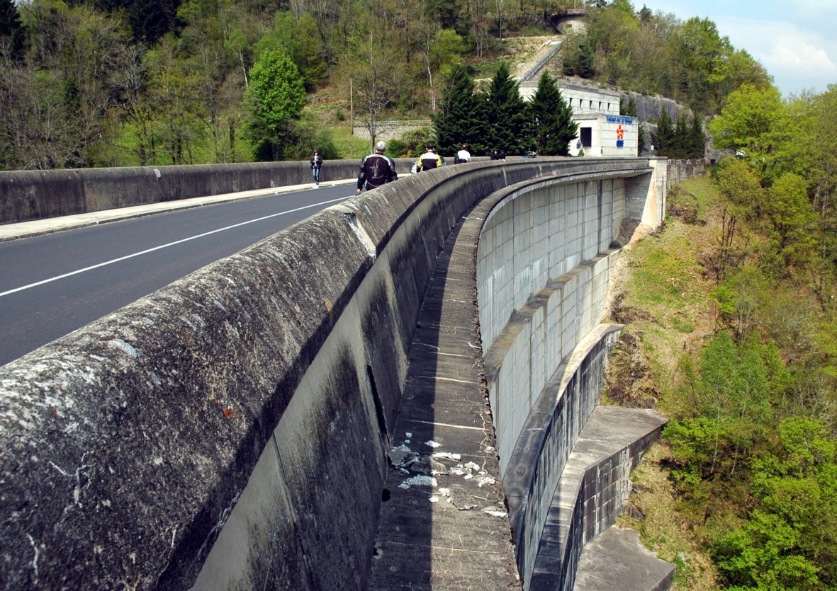 Fiche média no. 142776 Communes de Bort-les-Orgues (19110, Corrèze) et de Lanobre (15270, Cantal) - barrage de Bort-les-Orgues , les parements aval et amont sont recouverts de dalles préfabriquées qui ont servi de coffrages lors de la construction de l'ouvrage