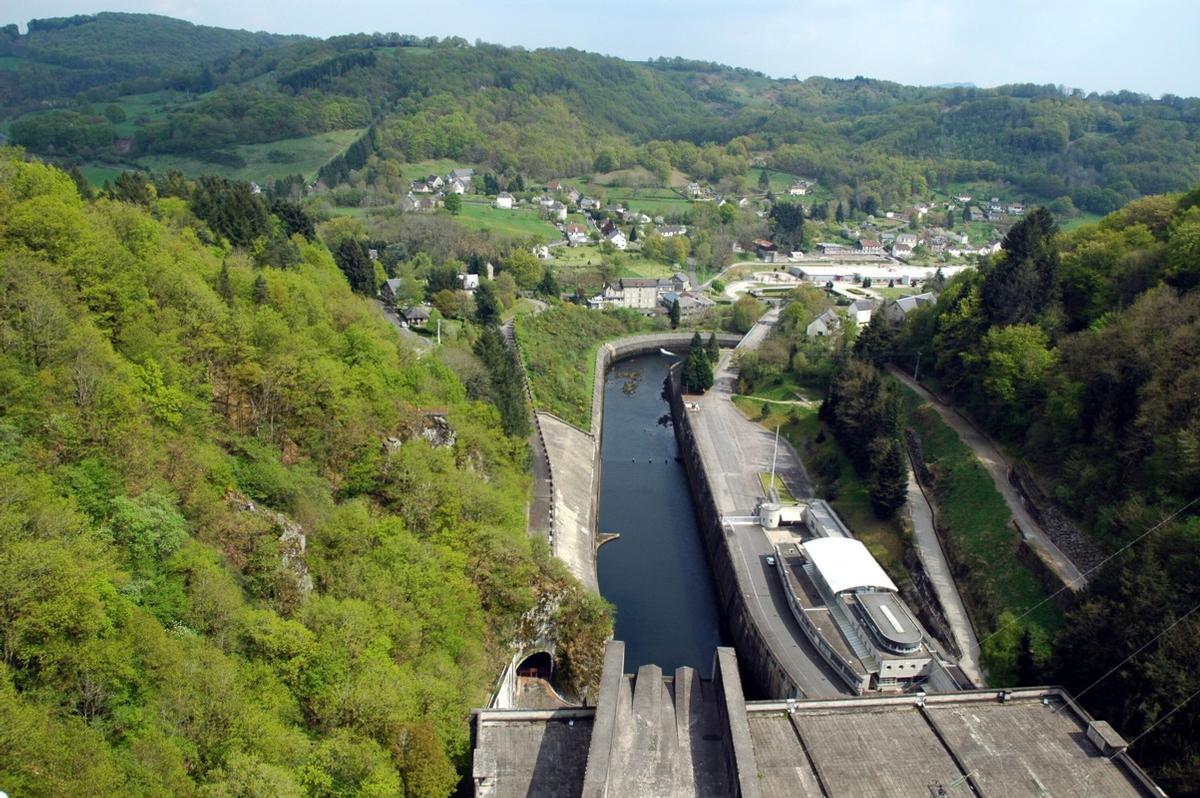 Fiche média no. 142790 Communes de Bort-les-Orgues (19110, Corrèze) et de Lanobre (15270, Cantal) - barrage de Bort-les-Orgues , la vallée de la Dordogne en aval du barrage