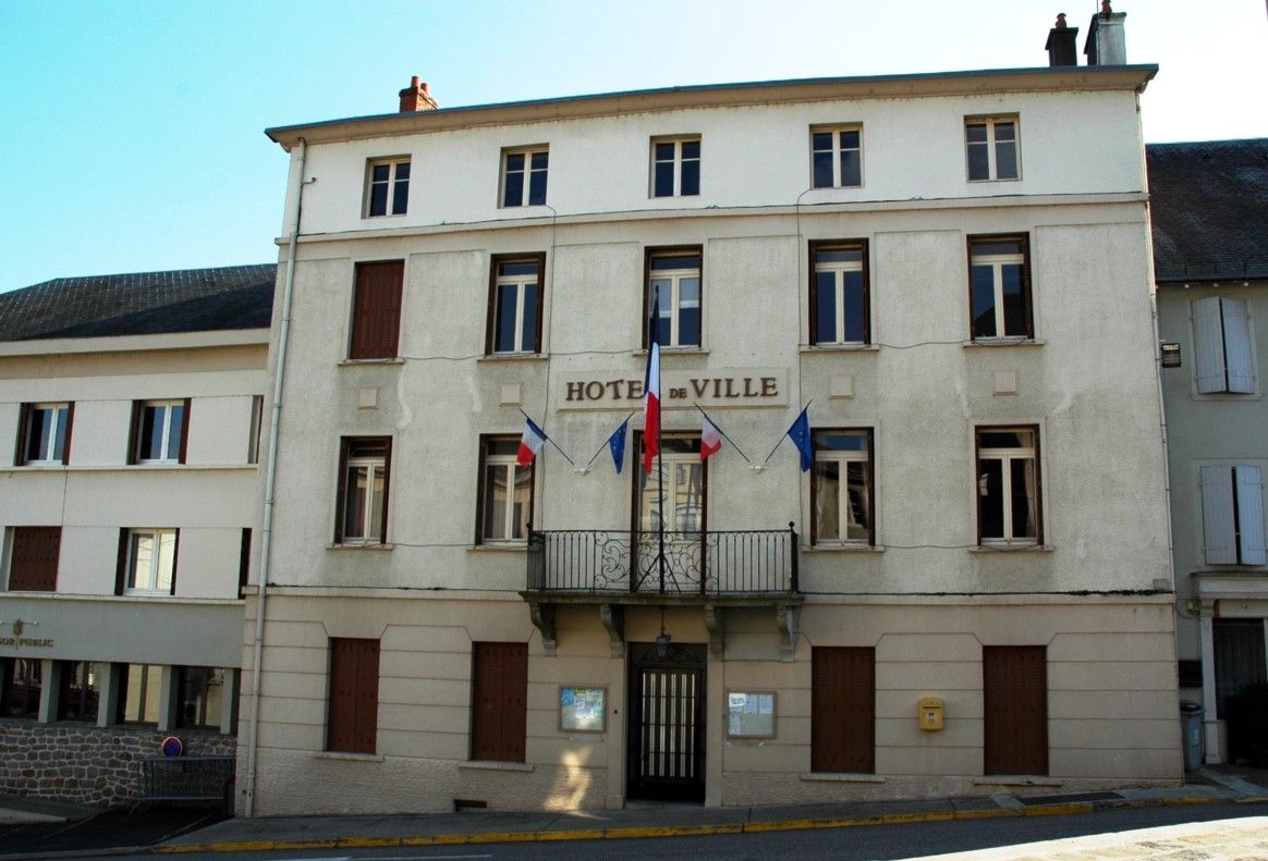 Bort-les-Orgues (19110, Corrèze) - Place du 19 Octobre, Hôtel-de-Ville 