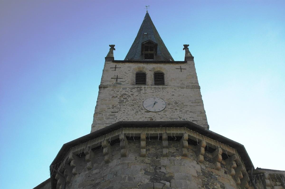Fiche média no. 143606 Bort-les-Orgues (19110, Corrèze, Limousin) - Place de l'Egalité, Eglise paroissiale Saint-Germain-de-Constantinople , le clocher est construit sur la voûte en berceau du choeur