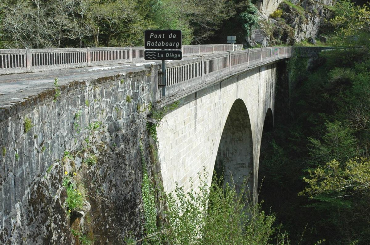 Fiche média no. 143971 Communes de Margerides (19200, Corrèze) et Roche-le Peyroux (19440) - Pont de Rotabourg sur la Diège, route D 20. Pont en arc, en maçonnerie