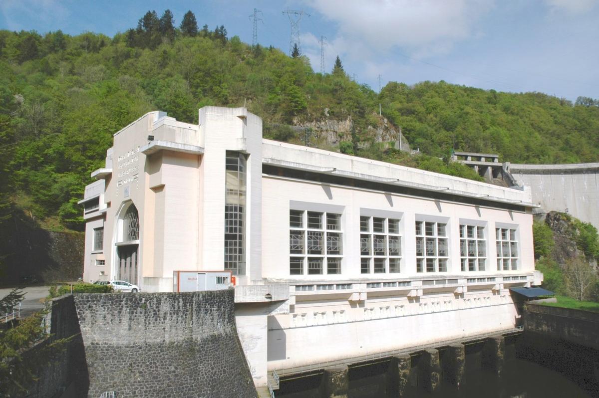 Fiche média no. 141008 Communes de Saint-Pierre (15350, Cantal) et de Liginiac (19440, Corrèze) - barrage de Marèges , la centrale de rive droite, construite en 1935, de style Arts-déco, le bâtiment est classé