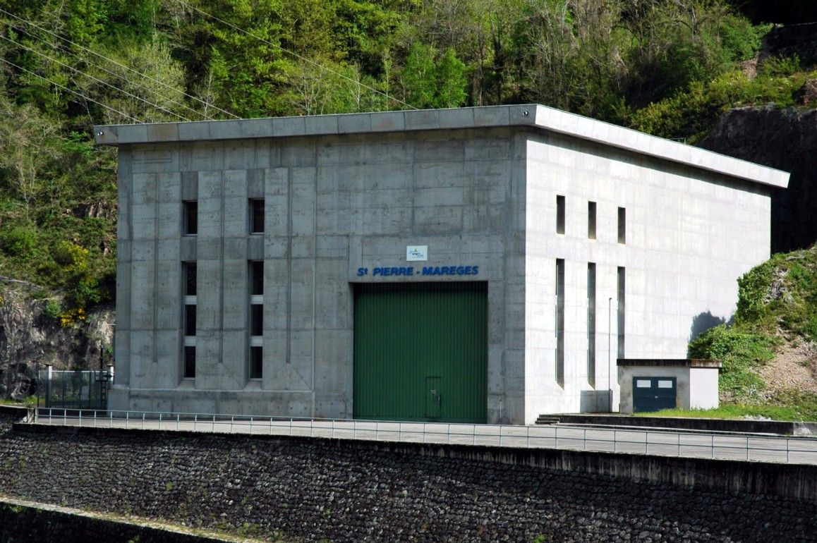 Fiche média no. 141367 Communes de Saint-Pierre (15350, Cantal) et de Liginiac (19440, Corrèze) - barrage de Marèges , la centrale de Saint-Pierre, construite en 1982