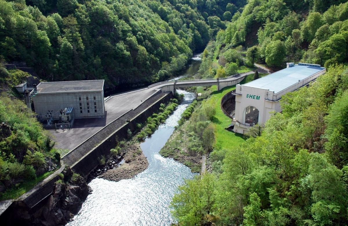 Fiche média no. 141004 Communes de Saint-Pierre (15350, Cantal) et de Liginiac (19440, Corrèze) - barrage de Marèges , les deux centrales de production hydroélectrique