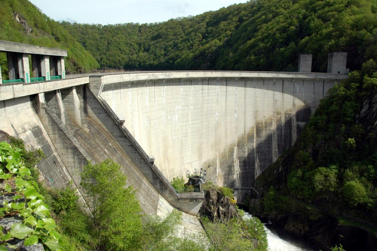 Fiche média no. 140999 Communes de Saint-Pierre (15350, Cantal) et de Liginiac (19440, Corrèze) - barrage de Marèges , au premier-plan: l'évacuateur de crues de rive droite