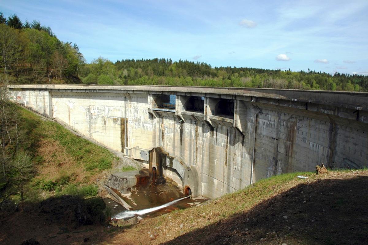 Fiche média no. 143955 Communes de Neuvic-d'Ussel (19160, Corrèze) et de Serandon (19160) - barrage de Neuvic-d'Ussel (également nommé barrage de la Triouzoune), le débit réservé est délivré par une vanne de fond