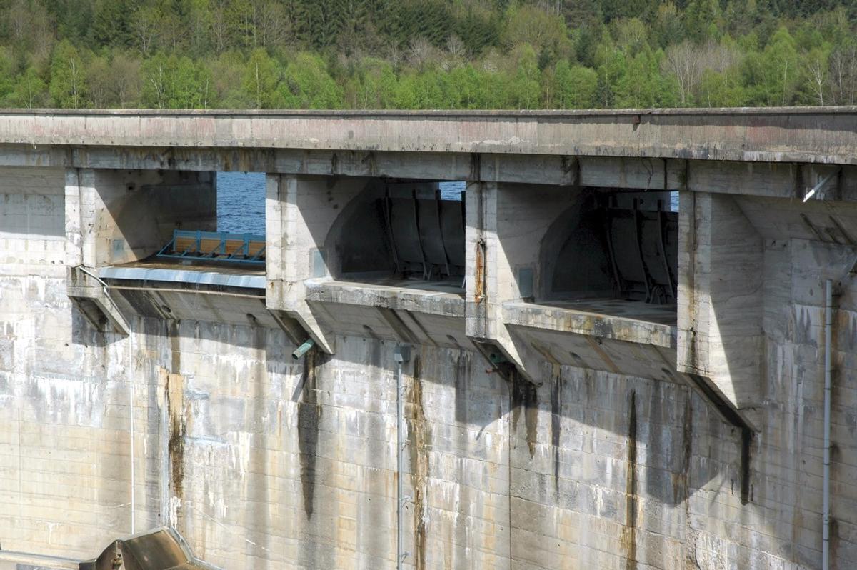 Fiche média no. 143957 Communes de Neuvic-d'Ussel (19160, Corrèze) et de Serandon (19160) - barrage de Neuvic-d'Ussel , les trois pertuis de l'évacuateur de crues sont équipés de vannes-clapet