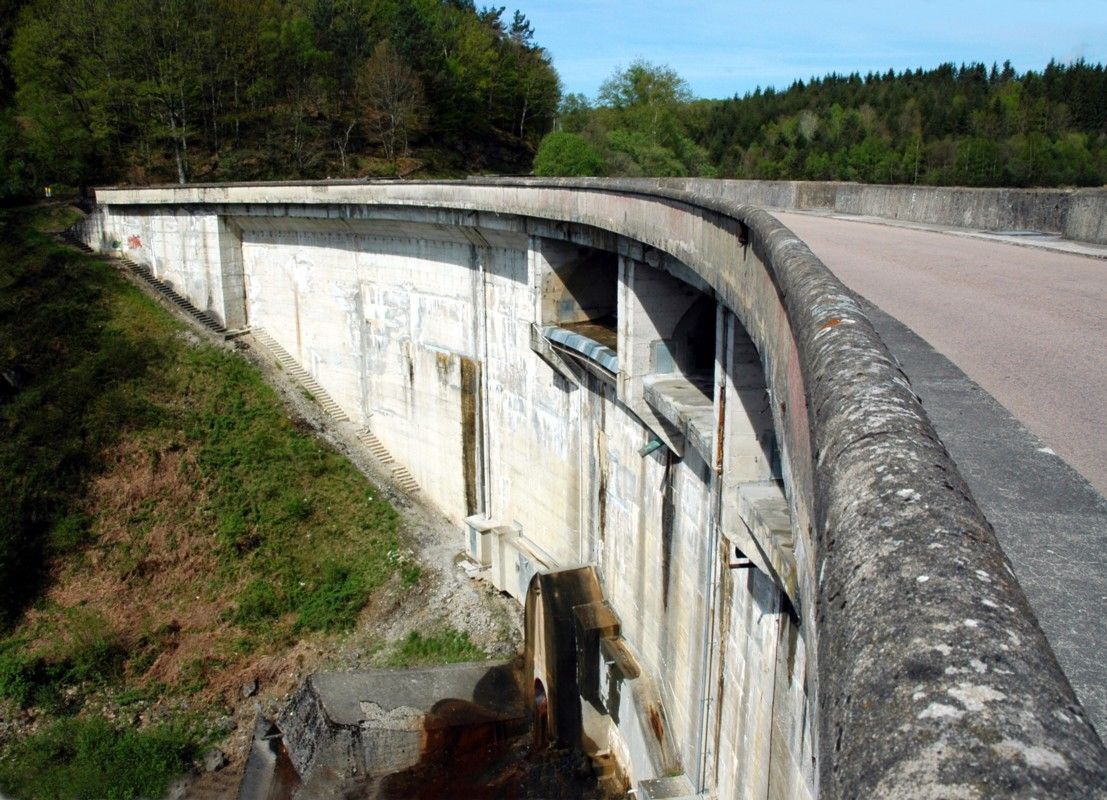 Fiche média no. 143958 Communes de Neuvic-d'Ussel (19160, Corrèze) et de Serandon (19160) - barrage de Neuvic-d'Ussel , la route D 20 passe sur le barrage