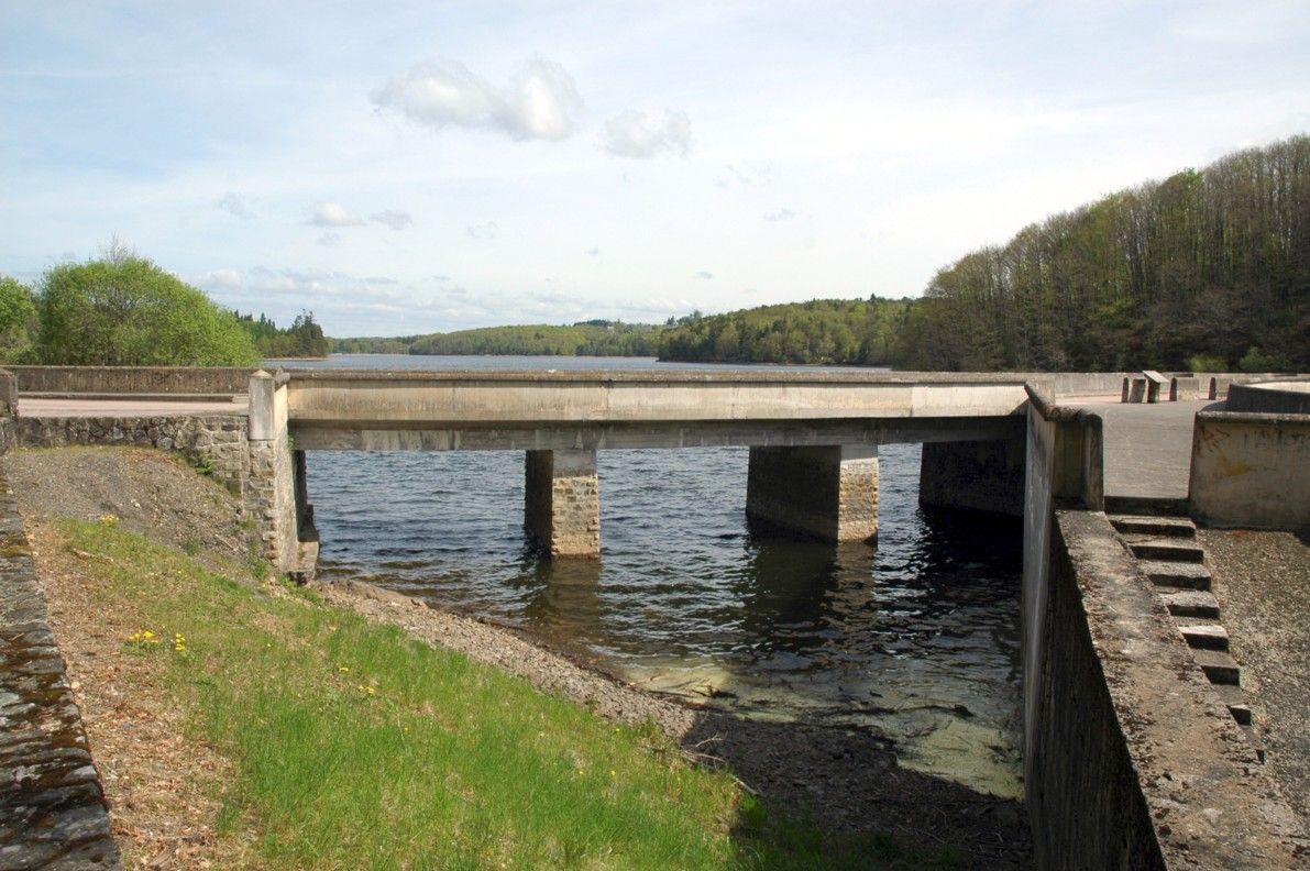 Fiche média no. 143959 Communes de Neuvic-d'Ussel (19160, Corrèze) et de Serandon (19160) - barrage de Neuvic-d'Ussel , la route D 20 passe sur le barrage
