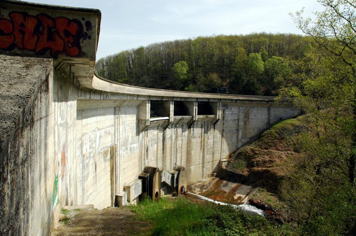 Fiche média no. 143956 Communes de Neuvic-d'Ussel (19160, Corrèze) et de Serandon (19160) - barrage de Neuvic-d'Ussel (également nommé barrage de la Triouzoune), le débit réservé est délivré par une vanne de fond