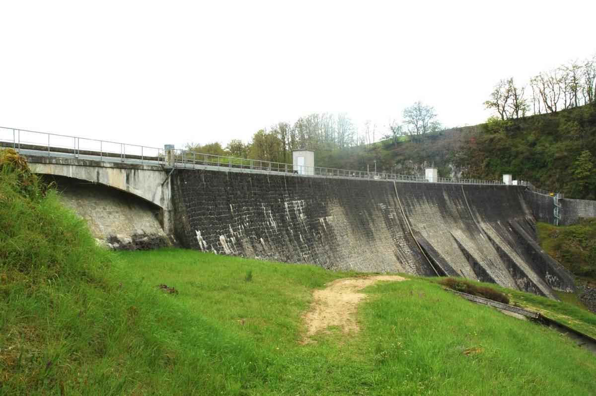 Fiche média no. 144103 Communes de Felletin (23500, Creuse) et Saint-Quentin-la-Chabanne (23500) - barrage des Combes , ouvrage en maçonnerie de type poids, également nommé barrage de Confolent, nom du lieu-dit où est située la centrale hydroélectrique