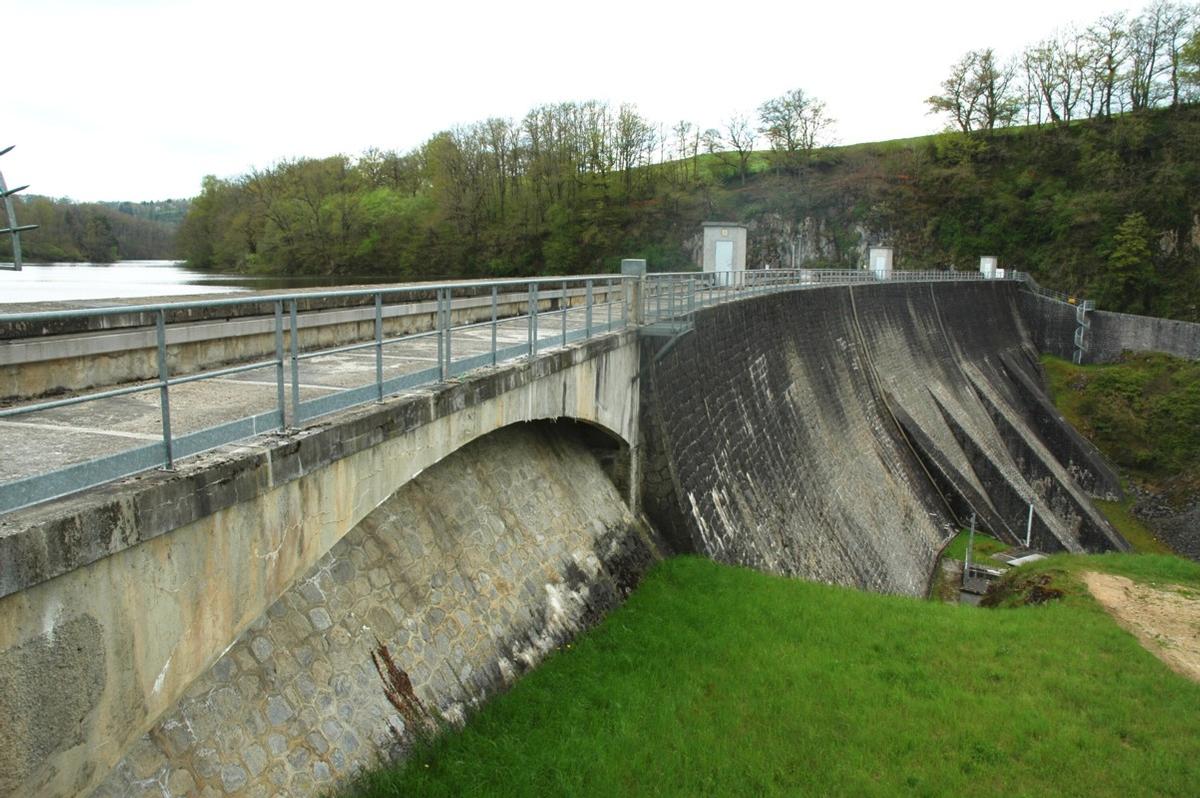 Fiche média no. 144104 Communes de Felletin (23500, Creuse) et Saint-Quentin-la-Chabanne (23500) - barrage des Combes , ouvrage en maçonnerie de type poids, également nommé barrage de Confolent, nom du lieu-dit où est située la centrale hydroélectrique