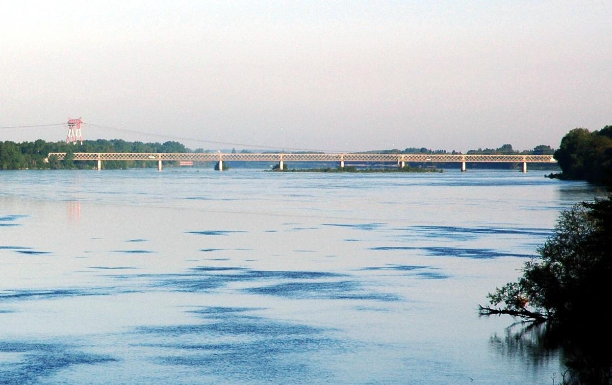 le Pont sur la Loire de la route D 952, entre Varennes/Loire (49870) et Montsoreau (49730) le Pont sur la Loire de la route D 952, entre Varennes/Loire (49870) et Montsoreau (49730)