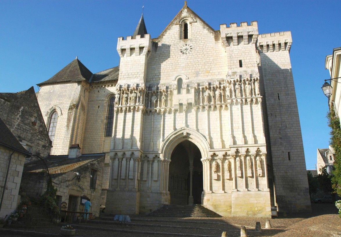 Fiche média no. 144185 Candes -St-Martin (37500, Indre et Loire, Centre) - Collégiale Saint-Martin , porche monumental de la façade principale (nord), surmonté de la chapelle Saint-Michel