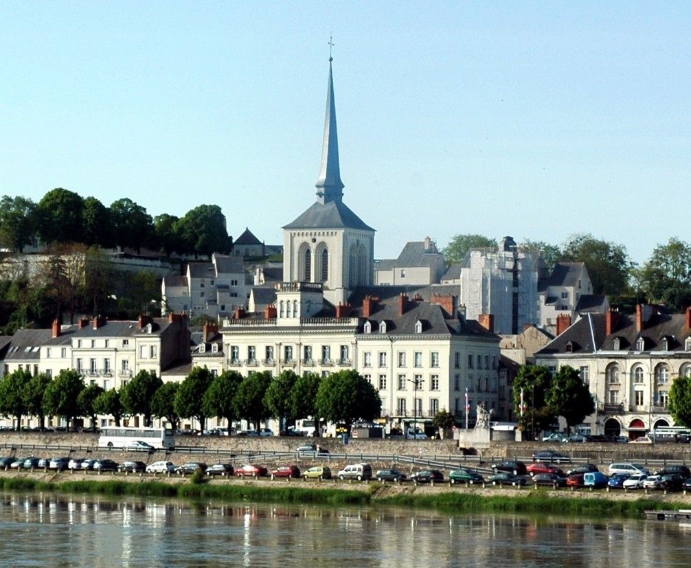 Fiche média no. 144305 SAUMUR (49400, Maine-et-Loire, Pays de la Loire) - Eglise Saint-Pierre , le clocher (hauteur 69m) est surmonté d'une flèche légèrement vrillée