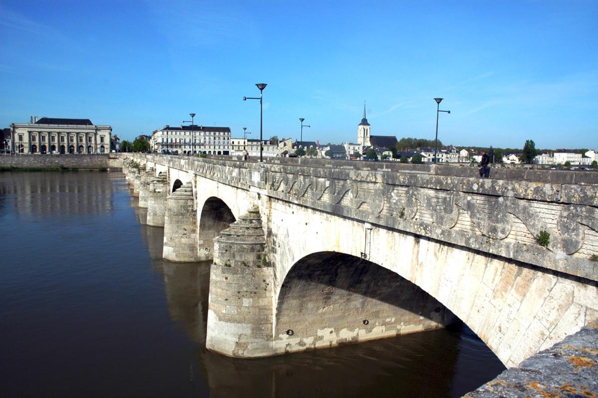 SAUMUR (49400, Maine-et-Loire, Pays de la Loire) - le Pont Cessart sur la Loire SAUMUR (49400, Maine-et-Loire, Pays de la Loire) - le Pont Cessart sur la Loire