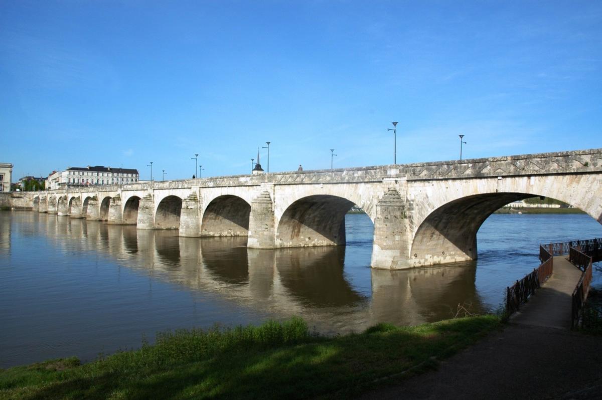 SAUMUR (49400, Maine-et-Loire, Pays de la Loire) - le Pont Cessart sur la Loire SAUMUR (49400, Maine-et-Loire, Pays de la Loire) - le Pont Cessart sur la Loire