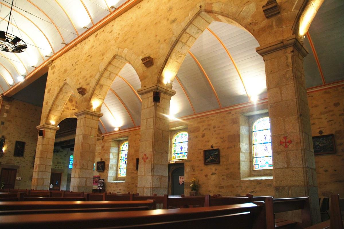 Trébeurden (22, Côtes-d'Armor) - Eglise Sainte-Trinité, les bas-côtés sont recouverts d'une charpente en demi-berceau Trébeurden (22, Côtes-d'Armor) - Eglise Sainte-Trinité , les bas-côtés sont recouverts d'une charpente en demi-berceau