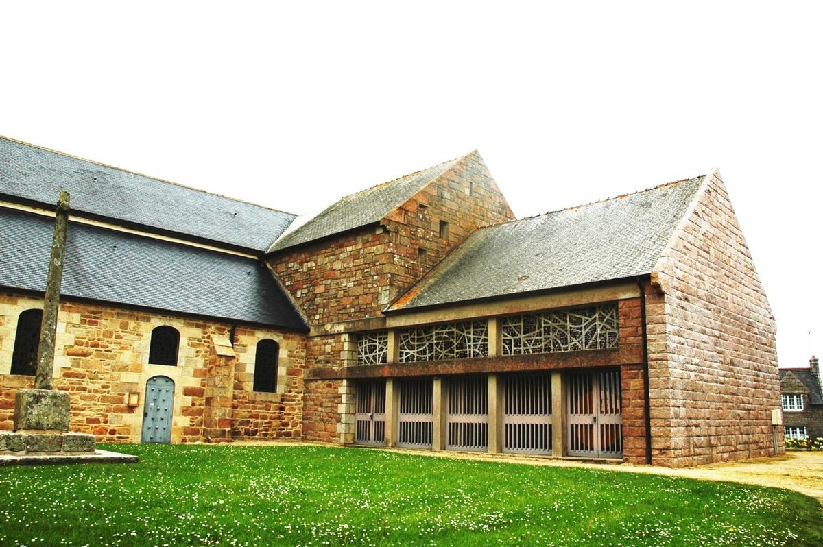Trébeurden (22, Côtes-d'Armor) - Eglise Sainte-Trinité, achevée en 1835, agrandie en 1961, restaurée de 2001 à 2003 Trébeurden (22, Côtes-d'Armor) - Eglise Sainte-Trinité , achevée en 1835, agrandie en 1961, restaurée de 2001 à 2003