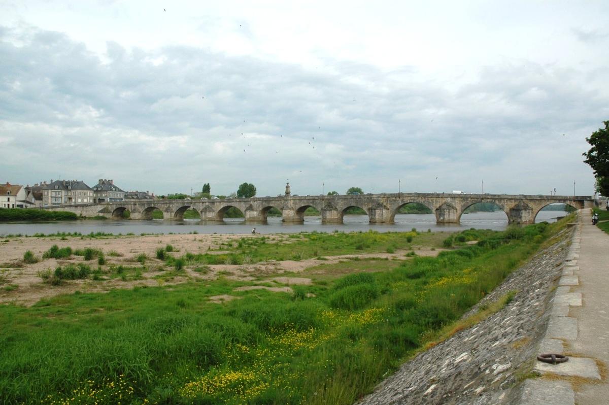 Fiche média no. 140731 La Charité-sur-Loire (58400, Nièvre) - le Pont-de-Pierre , le quai visible à droite témoigne de l'ancienne activité portuaire de la ville