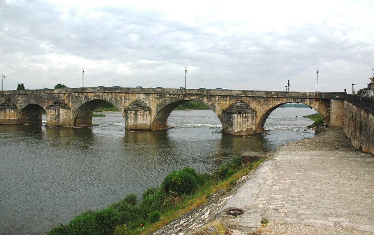 Fiche média no. 140732 La Charité-sur-Loire (58400, Nièvre) - le Pont-de-Pierre , le quai visible à droite témoigne de l'ancienne activité portuaire de la ville
