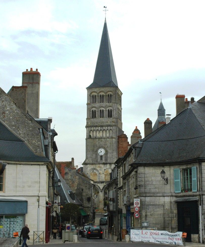 La Charité-sur-Loire (58400, Nièvre) - la rue du Pont et la Tour Sainte-Croix La Charité-sur-Loire (58400, Nièvre) - la rue du Pont et la Tour Sainte-Croix