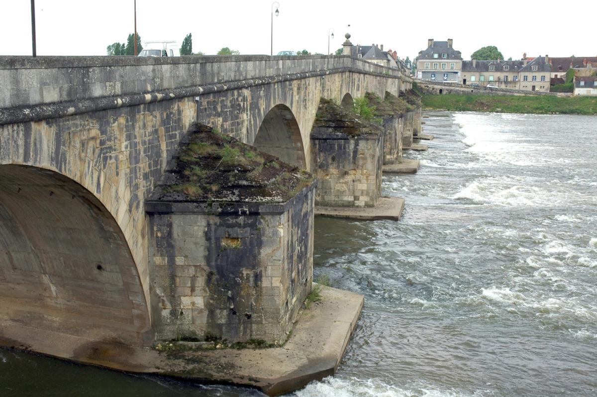 La Charité-sur-Loire (58400, Nièvre) - le Pont-de-Pierre, passage de la route N 151 sur la Loire La Charité-sur-Loire (58400, Nièvre) - le Pont-de-Pierre , passage de la route N 151 sur la Loire