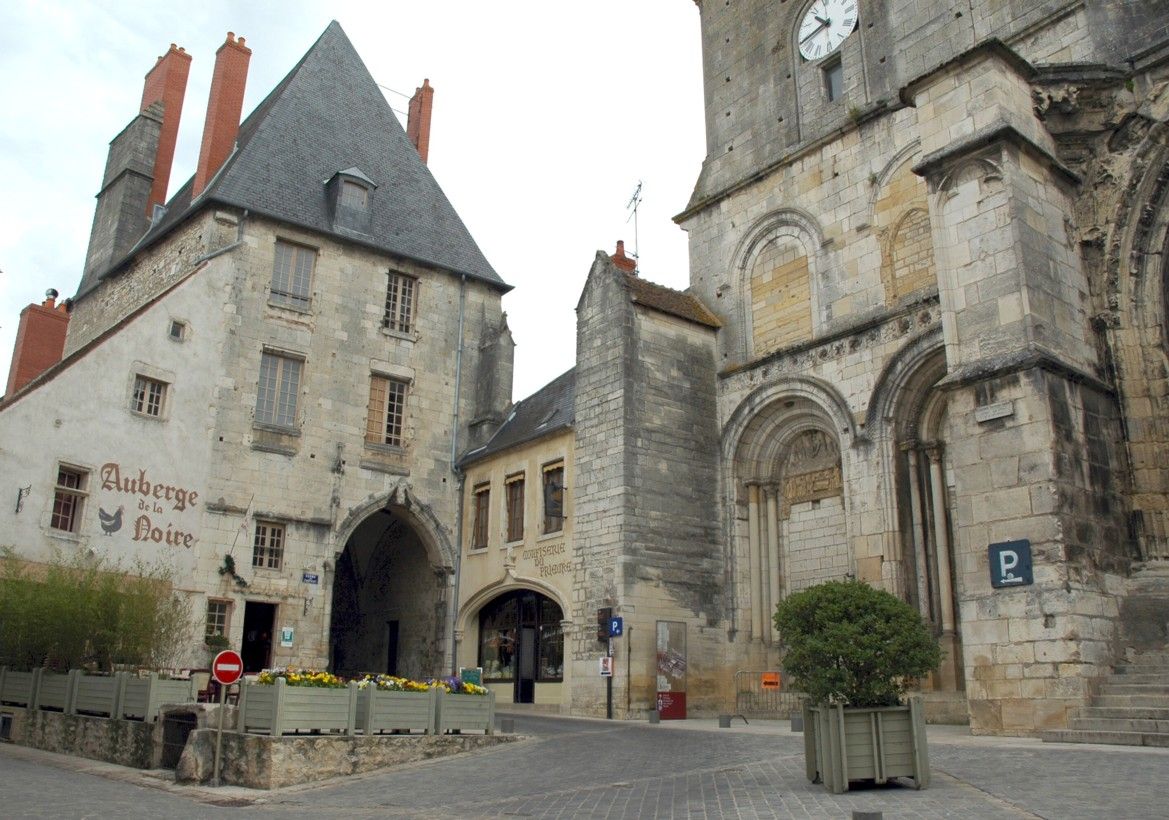 La Charité-sur-Loire (58400, Nièvre) - Eglise Notre-Dame, vestiges de la façade principale du prieuré du XIe siècle La Charité-sur-Loire (58400, Nièvre) - Eglise Notre-Dame , vestiges de la façade principale du prieuré du XIe siècle