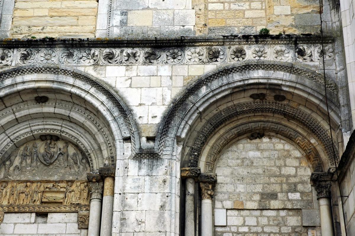 La Charité-sur-Loire (58400, Nièvre) - Eglise Notre-Dame, vestiges de la façade principale du prieuré du XIe siècle La Charité-sur-Loire (58400, Nièvre) - Eglise Notre-Dame , vestiges de la façade principale du prieuré du XIe siècle