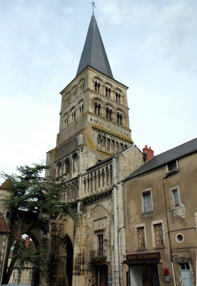 Fiche média no. 140738 La Charité-sur-Loire (58400, Nièvre) - Eglise Notre-Dame , le clocher du XIIe, renommé Tour Sainte-Croix , conserve des vestiges de la tribune et du faux-triforium du collatéral nord
