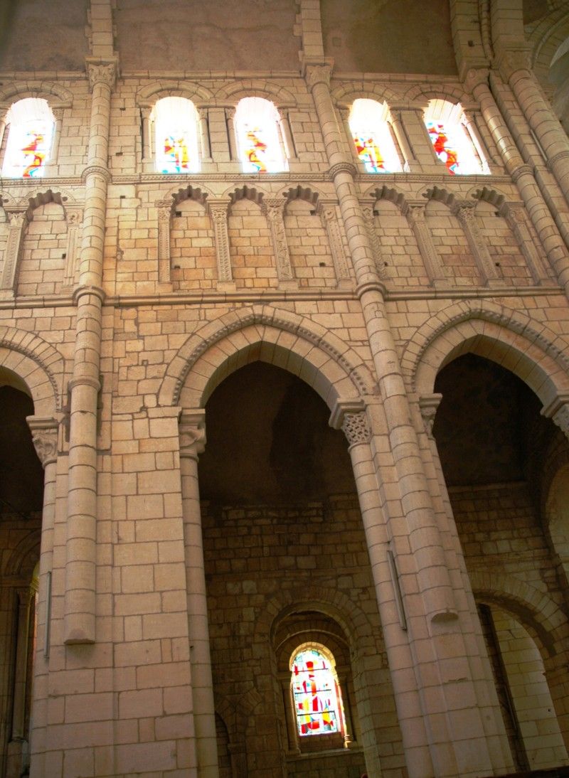 Fiche média no. 140838 La Charité-sur-Loire (58400, Nièvre) - Eglise Notre-Dame , en avant de l'abside, le choeur comporte 3 travées voûtées en berceau brisé, entre les grandes arcades et les fenêtres en plein cintre un faux triforium présente des arcatures polylobées
