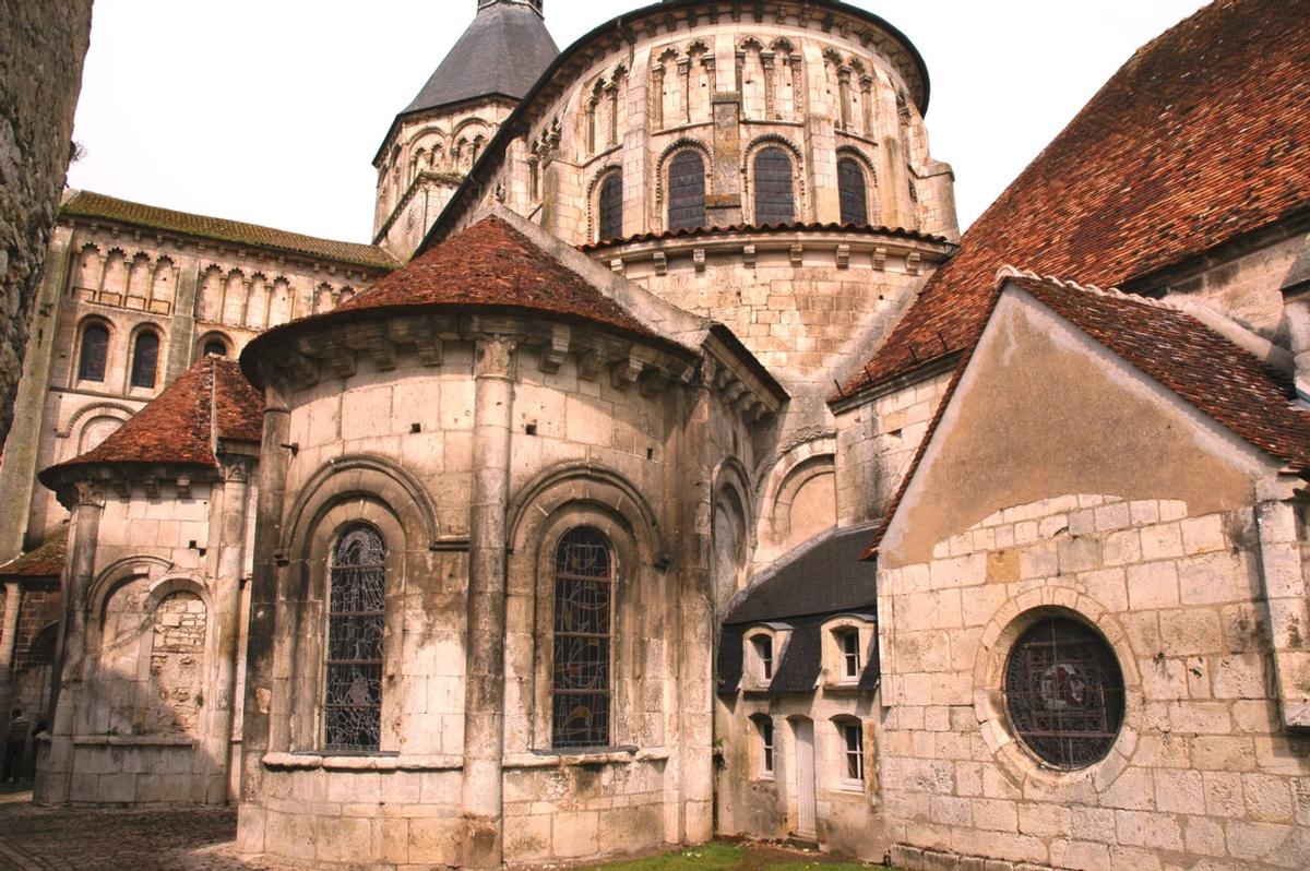 Fiche média no. 140842 La Charité-sur-Loire (58400, Nièvre) - Eglise Notre-Dame , le chevet et les deux chapelles romanes du coté sud, à droite la chapelle gothique greffée sur le chevet