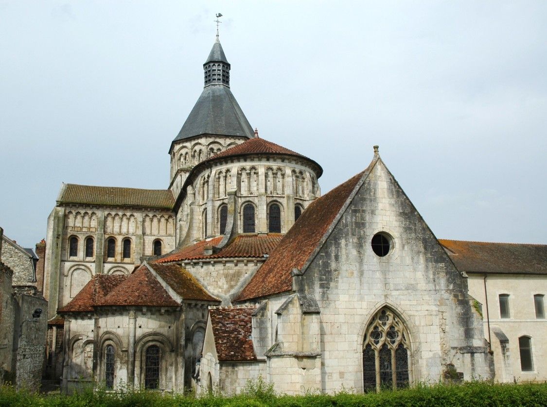 Fiche média no. 140843 La Charité-sur-Loire (58400, Nièvre) - Eglise Notre-Dame , vue de l'est: le chevet roman et la chapelle gothique, les deux bras du transept et la tour octogonale sur la croisée du transept