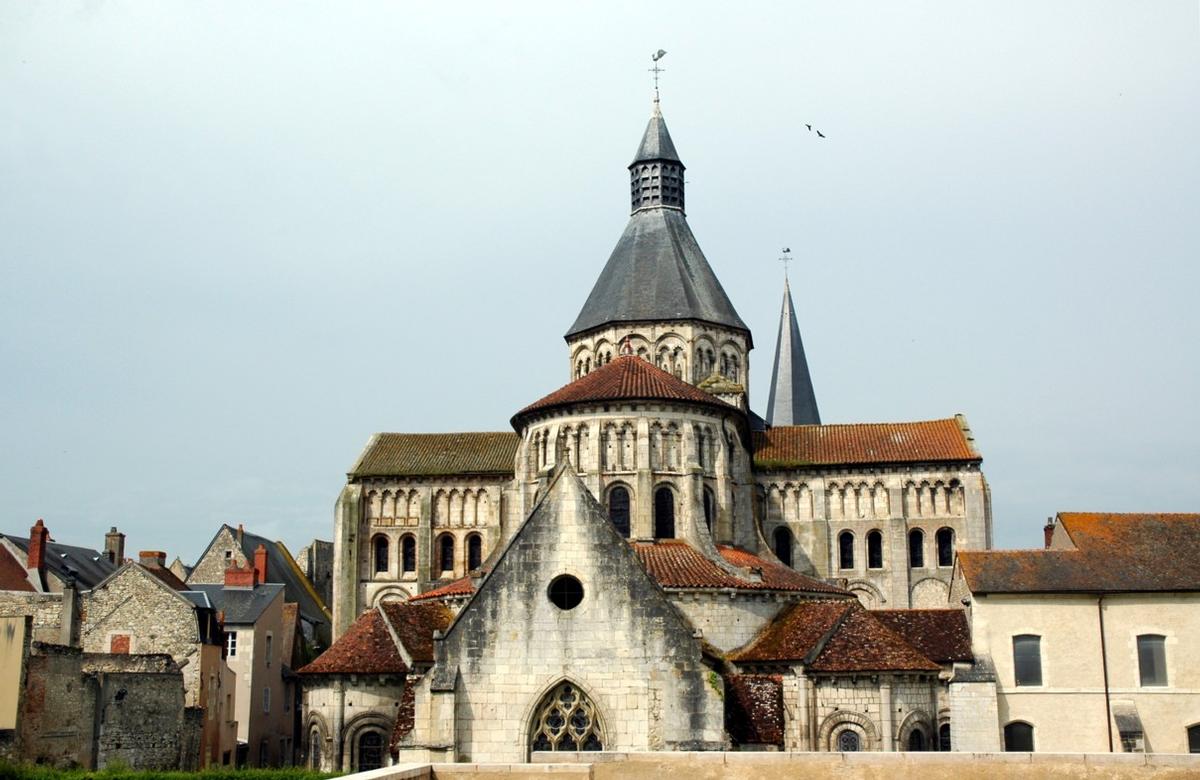 Fiche média no. 140844 La Charité-sur-Loire (58400, Nièvre) - Eglise Notre-Dame , vue de l'est: le chevet roman et la chapelle gothique, les deux bras du transept et la tour octogonale sur la croisée du transept