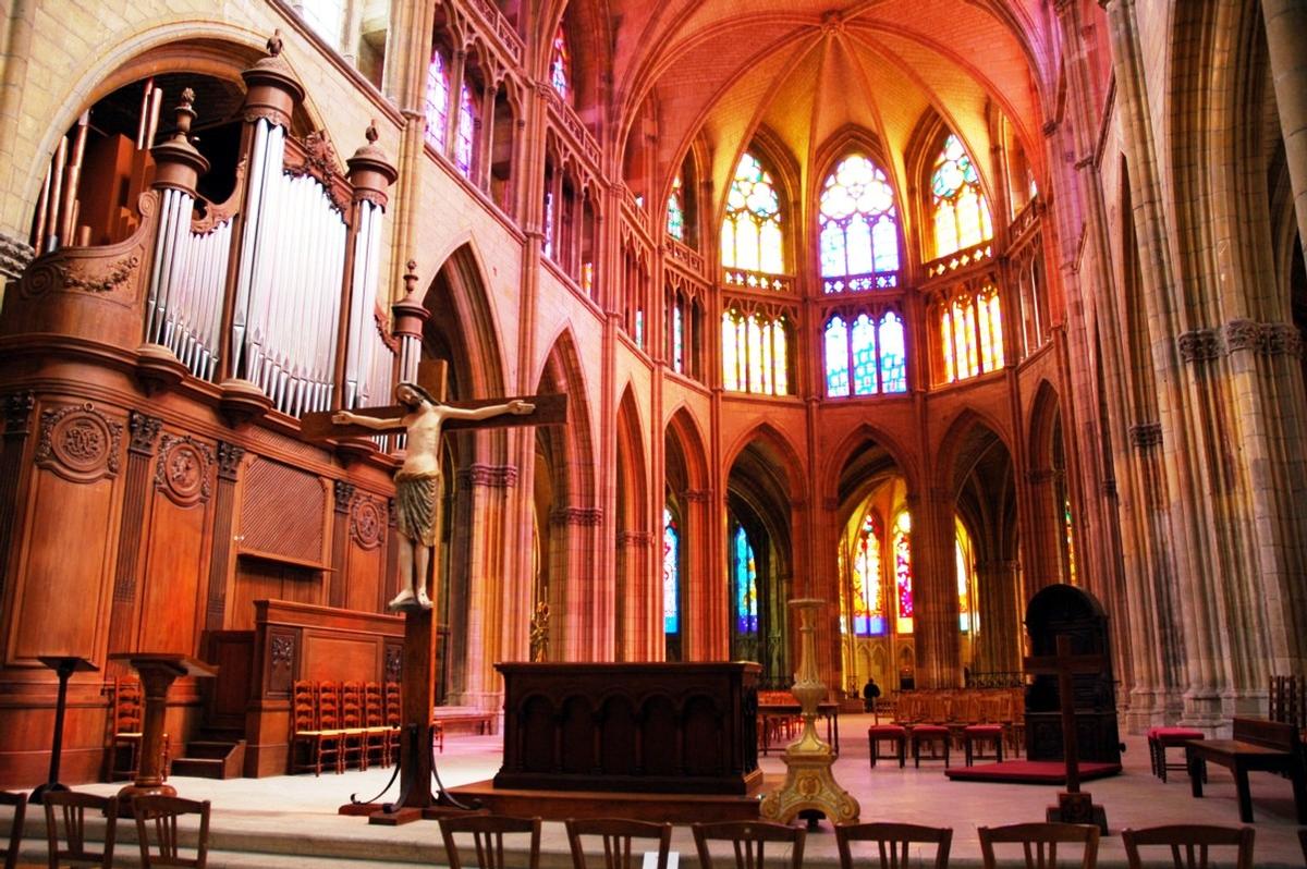 Nevers (58000) - Cathédrale St-Cyr et Ste-Julitte, choeur et abside gothiques Nevers (58000) - Cathédrale St-Cyr et Ste-Julitte , choeur et abside gothiques