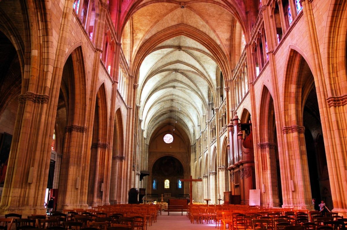 Nevers (58000) - Cathédrale St-Cyr et Ste-Julitte, nef gothique, fermée à l'ouest par l'abside romane Nevers (58000) - Cathédrale St-Cyr et Ste-Julitte , nef gothique, fermée à l'ouest par l'abside romane