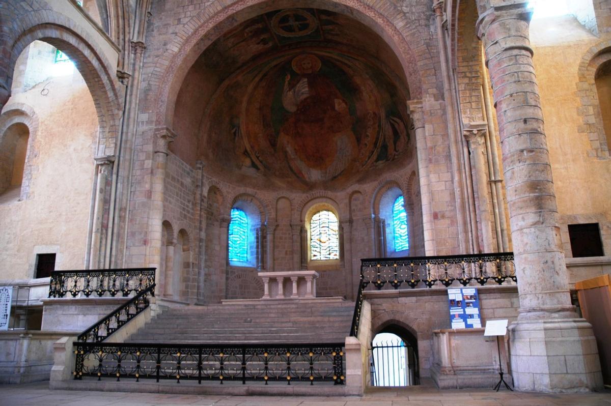 Fiche média no. 140386 Nevers (58000) - Cathédrale St-Cyr et Ste-Julitte , abside romane voûtée en cul-de-four.Configuration typique des églises carolingiennes, le choeur est surélevé au dessus des fidèles, tandis que le demi sous-sol abrite une crypte