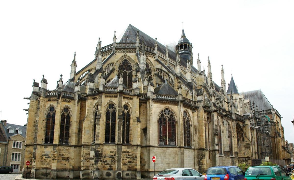 Nevers (58000) - Cathédrale St-Cyr et Ste-Julitte, chevet gothique (14e au 16e siècle) avec ses chapelles rayonnantes Nevers (58000) - Cathédrale St-Cyr et Ste-Julitte , chevet gothique (14e au 16e siècle) avec ses chapelles rayonnantes