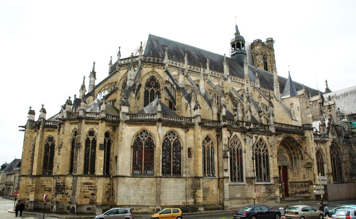 Nevers (58000) - Cathédrale St-Cyr et Ste-Julitte, chevet gothique (14e au 16e siècle) avec ses chapelles rayonnantes Nevers (58000) - Cathédrale St-Cyr et Ste-Julitte , chevet gothique (14e au 16e siècle) avec ses chapelles rayonnantes