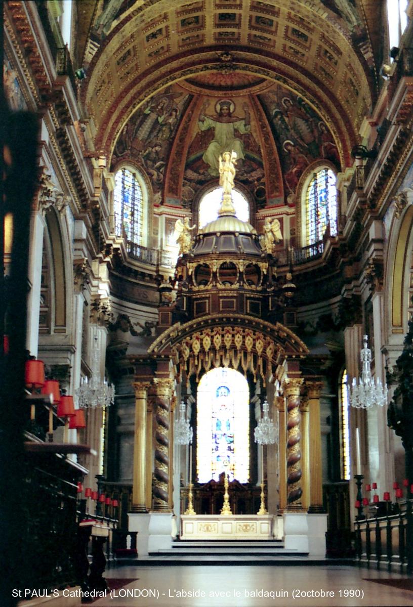 Fiche média no. 47876 St Paul's Cathedral – Construite aux 17e et 18e siècles, après le grand incendie qui ravagea Londres en 1666. Les styles Renaissance italienne et baroque se côtoient. Un dôme, qui s'élève à 111m, surmonte la croisée du transept