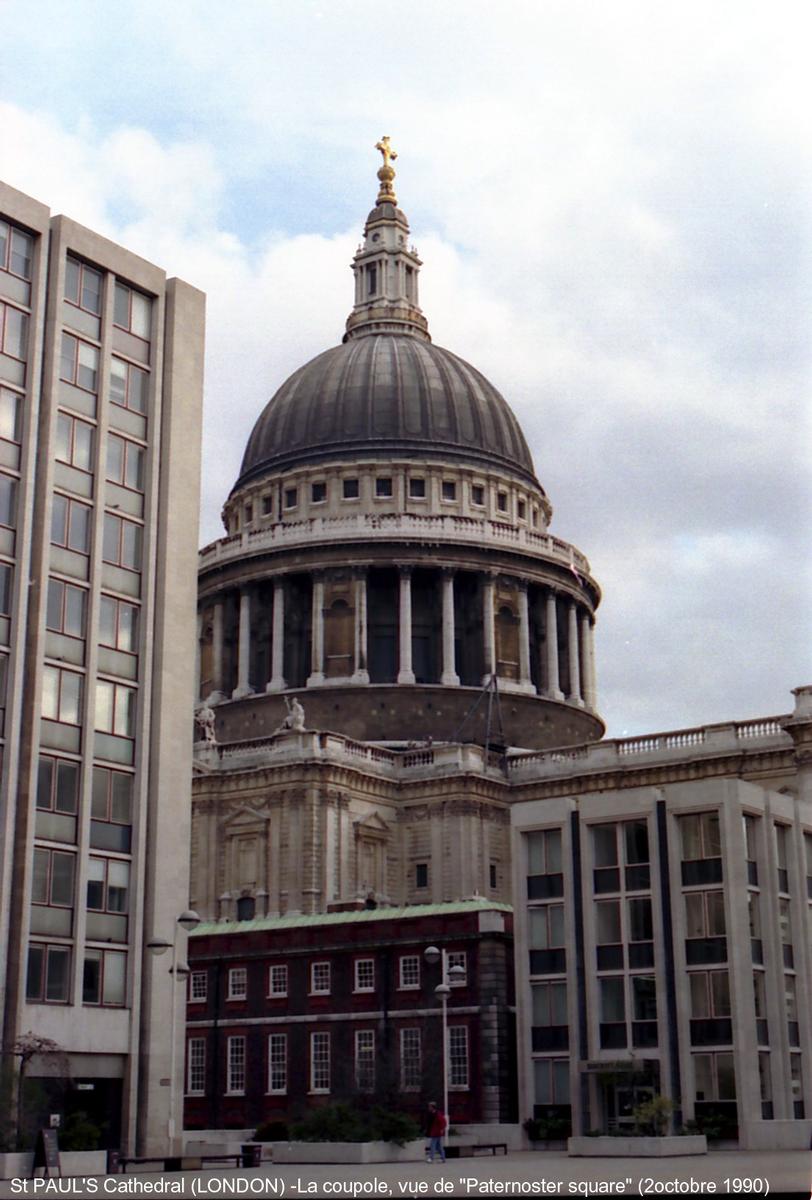 Fiche média no. 47877 St Paul's Cathedral – Construite aux 17e et 18e siècles, après le grand incendie qui ravagea Londres en 1666. Les styles Renaissance italienne et baroque se côtoient. Un dôme, qui s'élève à 111m, surmonte la croisée du transept