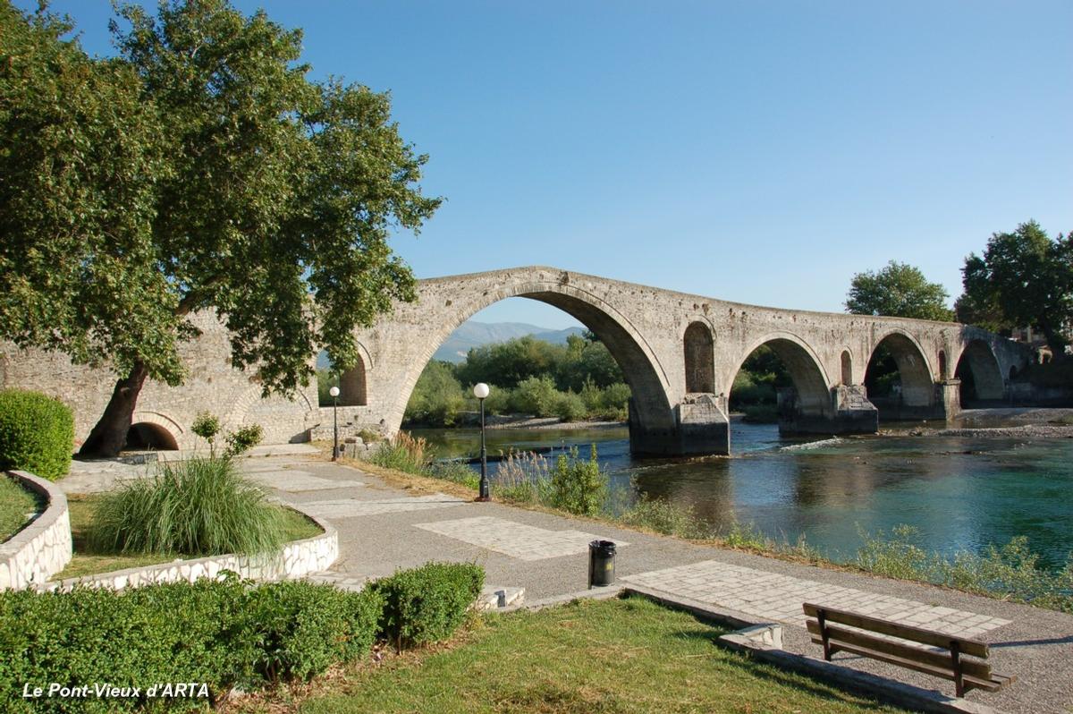 ÁRTA (Epire) – le pont-vieux sur la rivière Araxthos 