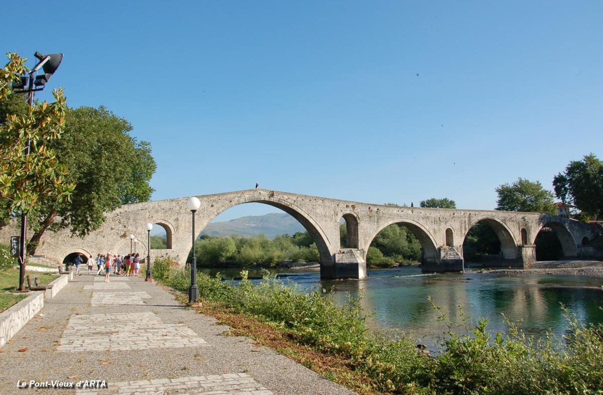 ÁRTA (Epire) – le pont-vieux sur la rivière Araxthos 