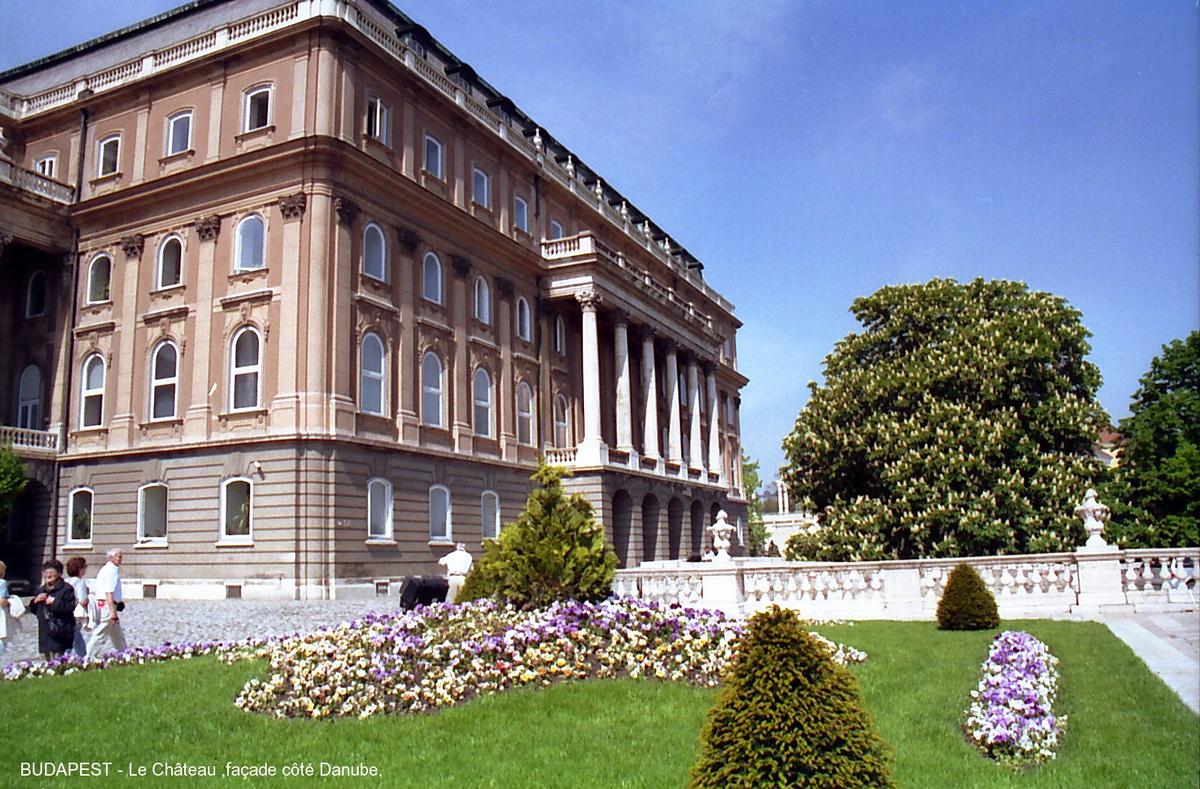 Fiche média no. 50538 BUDAPEST – L'ancien Château royal dans son aspect actuel est du XVIIIe, mais totalement reconstruit après la guerre de 39-45. Il abrite maintenant plusieurs Musées