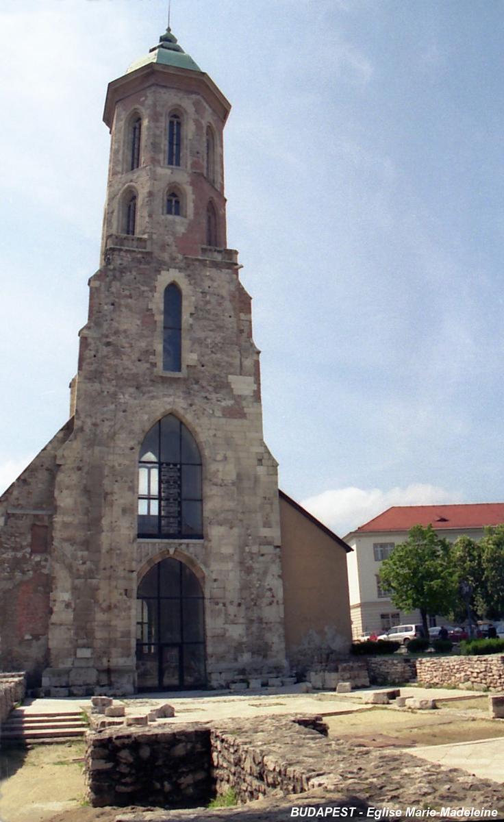 Tour Marie-Madeleine, Budapest Vestige de l'ancienne église de la garnison de Buda. Abrite un carillon de 24 cloches et sert de belvédere